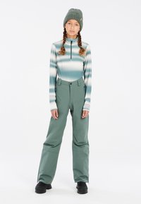 Langarmige, met rits sluitende top met een gradient turquoise en witte print. Losvallende, hoog-getailleerde groene broek met ritsen bij de enkels.