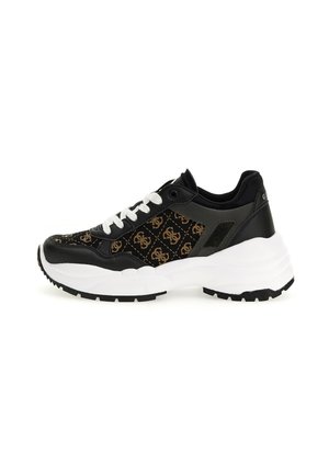 Sneaker neri e marroni con tomaia in tessuto decorato, lacci bianchi e suola bianca spessa. Presenta accenti in pelle liscia e dettagli texture.