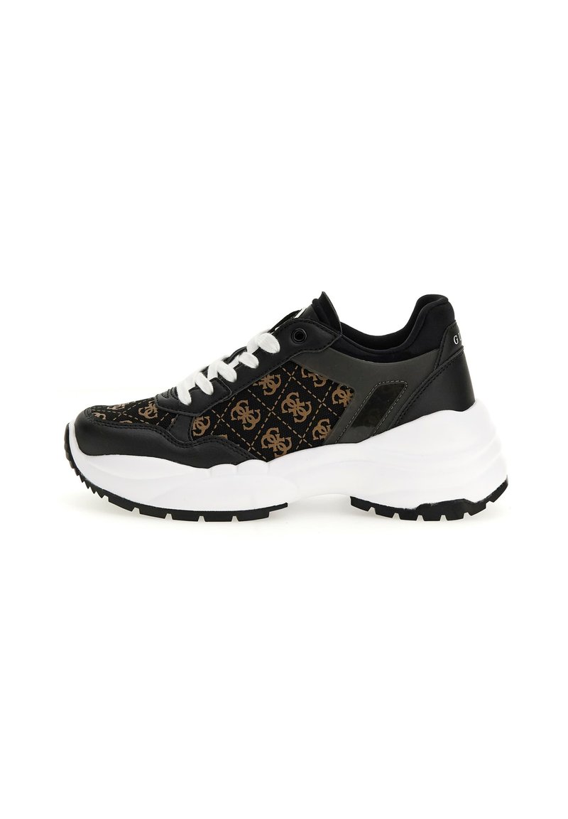 Sneaker neri e marroni con tomaia in tessuto decorato, lacci bianchi e suola bianca spessa. Presenta accenti in pelle liscia e dettagli texture.