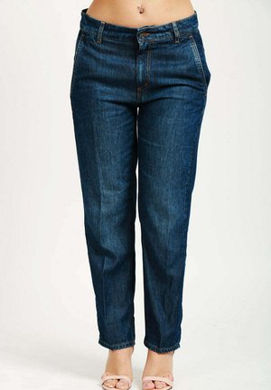 Jeans in denim blu scuro con taglio dritto, cinque tasche e passanti per cintura. Cuciture in contrasto e una leggera texture sbiadita lungo le gambe.