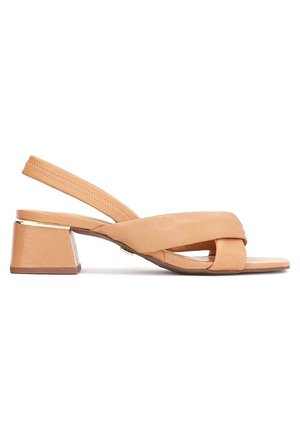 Tan læder slingback sandal med et krydsdesign, en lav geometrisk hæl med guldaccent og en glat overflade.