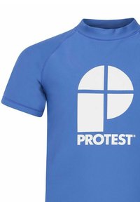 Plavi kratki rukav rash guard od rastezljivog materijala s velikim bijelim logotipom "PROTEST" i kružnim grafičkim dizajnom sprijeda.