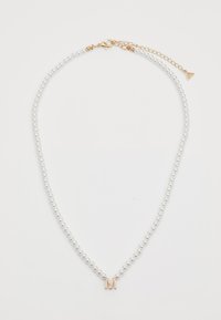 Collier en perles de verre avec un fermoir ajustable en or et un petit pendentif en forme de lettre "M" en or orné de minuscules cristaux.