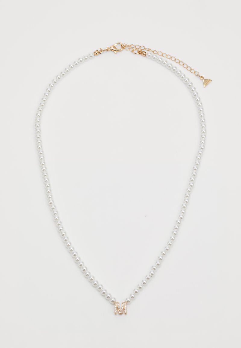 Collier en perles de verre avec un fermoir ajustable en or et un petit pendentif en forme de lettre "M" en or orné de minuscules cristaux.