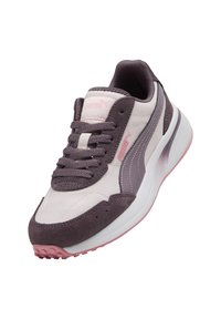 Sneakers Puma in viola chiaro e crema, con una tomaia in suede e rete, una robusta suola intermedia bianca e una suola in gomma rosa con un motivo antiscivolo.
