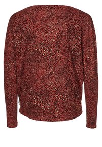 Röd långärmad topp med mönster av svart och brunt leopardtryck, tillverkad av mjukt tyg med avslappnad passform och rundad halsringning.