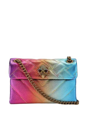 Borsa colorata in pelle trapuntata con tracolla a catena dorata e chiusura a forma di teschio che indossa occhiali da sole scuri.