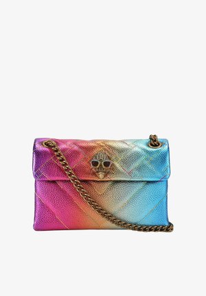 Bunte gesteppte Lederhandtasche mit goldener Kettenriemen und Totenkopfverschluss, der eine dunkle Sonnenbrille trägt.