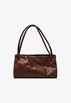 Sac fourre-tout en cuir brun avec deux poignées, forme rectangulaire, texture lisse et léger éclat. Pas de matériel visible ni d'ornements.
