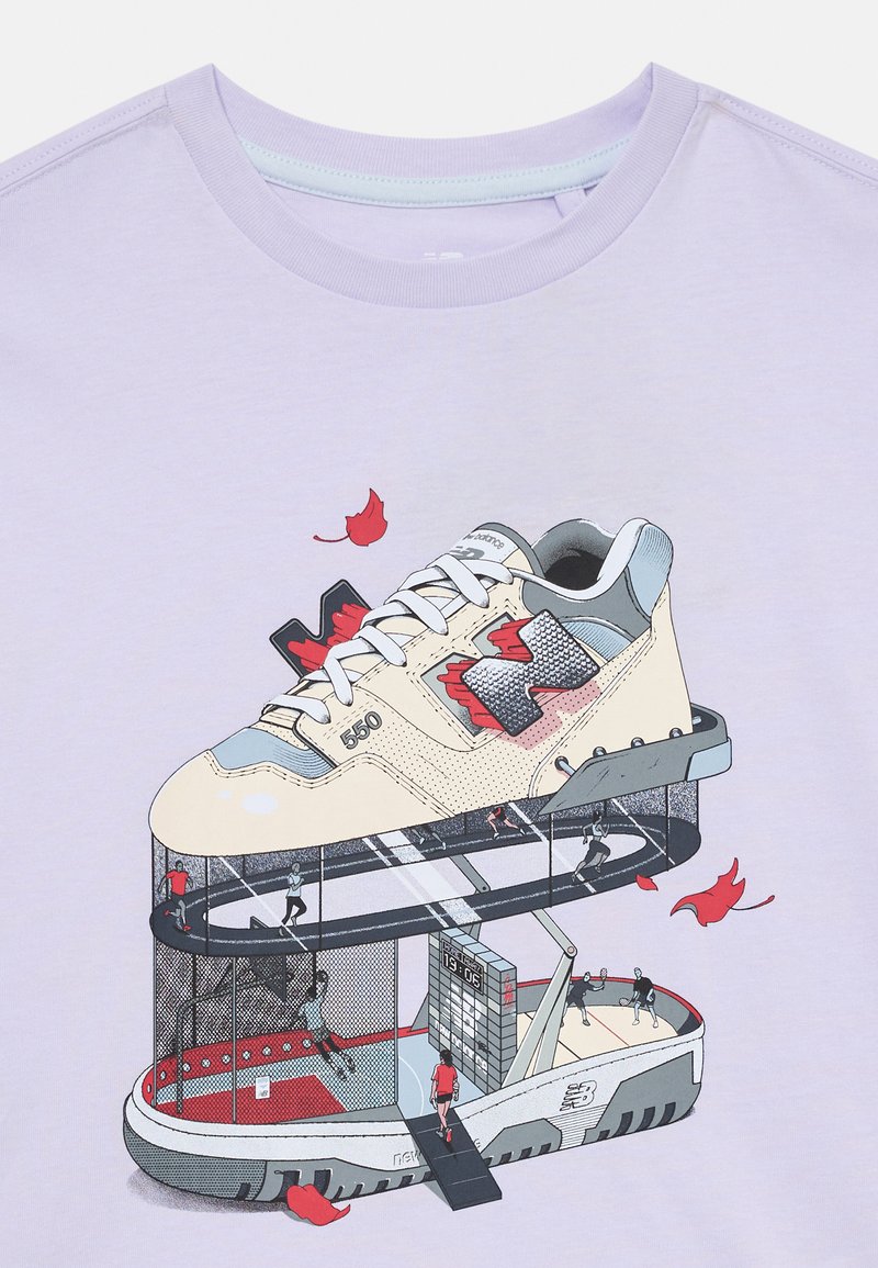 Camiseta gráfica con una gran ilustración de zapatillas en beige, azul y rojo, con jugadores detallados y elementos de la cancha abajo.