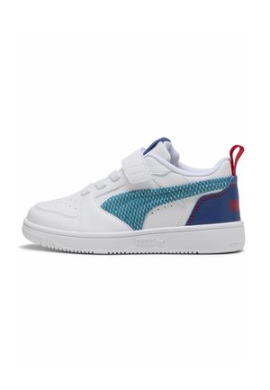 Baskets blanches avec un panneau latéral en turquoise texturé, des accents bleus, une sangle Velcro et un onglet de talon rouge. Convient pour un look décontracté.