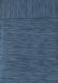 Struktureret blåt stof med et horisontalt stribemønster, der har varierende nuancer af blå og en subtil glans, hvilket skaber et lagdelt udseende.