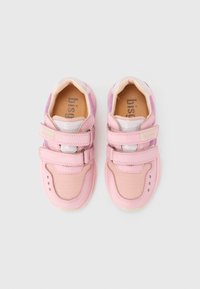 Ροζ παιδικά παπούτσια με συνθετικό επάνω μέρος, ιμάντες με κόπιτσες hook-and-loop, στρογγυλεμένη μύτη, υφή στην επιφάνεια και αντιθετικές μοβ λεπτομέρειες.