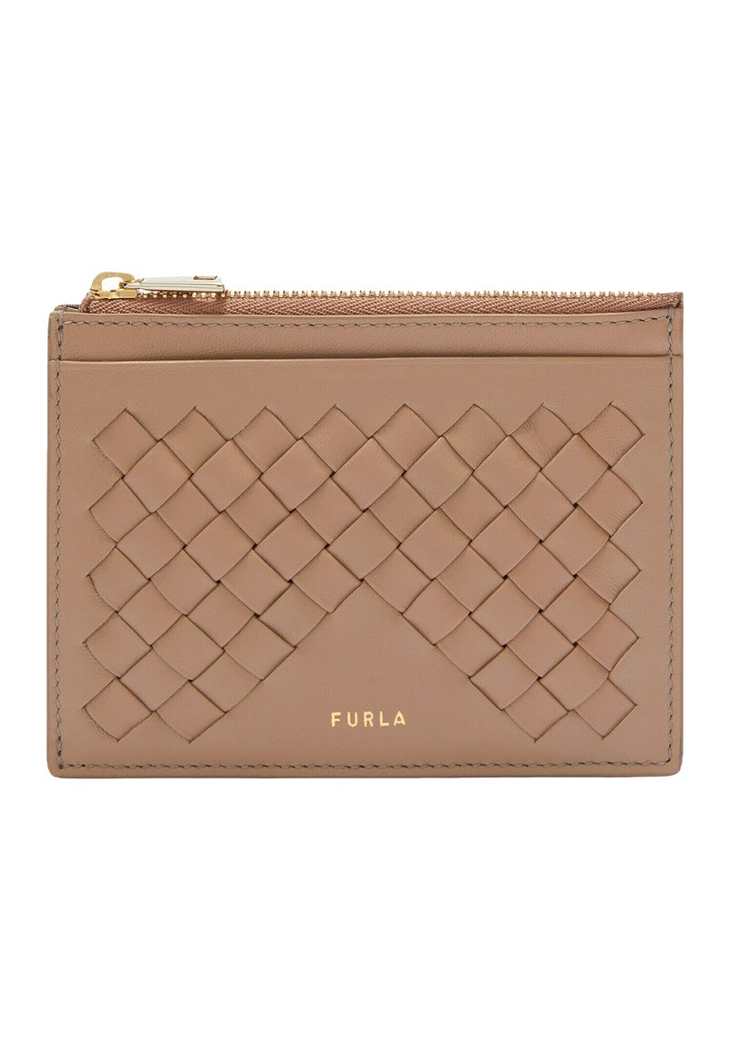 Brązowy skórzany portfel z plecionym wzorem, złotym zamkiem błyskawicznym i wytłoczonym logo "Furla" z przodu. Gładka tekstura z eleganckim wykończeniem.