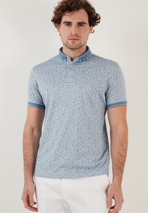 Hellblaues Poloshirt mit einem gemusterten Design in dunklerem Blau. Verfügt über einen klassischen Kragen, eine Drei-Knopf-Leiste und kontrastierende Bündchen.