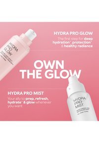 To hudpleieprodukter, Hydra Pro Glow fuktighetskrem og Hydra Pro Mist oppfriskende spray, vist på en rosa bakgrunn med reklametekst.