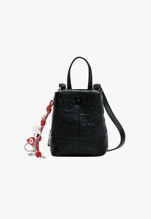 Borsa nera in materiale strutturato con design di Topolino in rilievo, dotata di un ciondolo rosso staccabile e dettagli in metallo argentato.