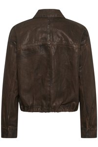 Rudos odos striukė su trumpintu dizainu, sagų užsegimu ir lygiu paviršiumi. Sukurta su klasikiniu apykakle ir nugaros yoke detalėmis.