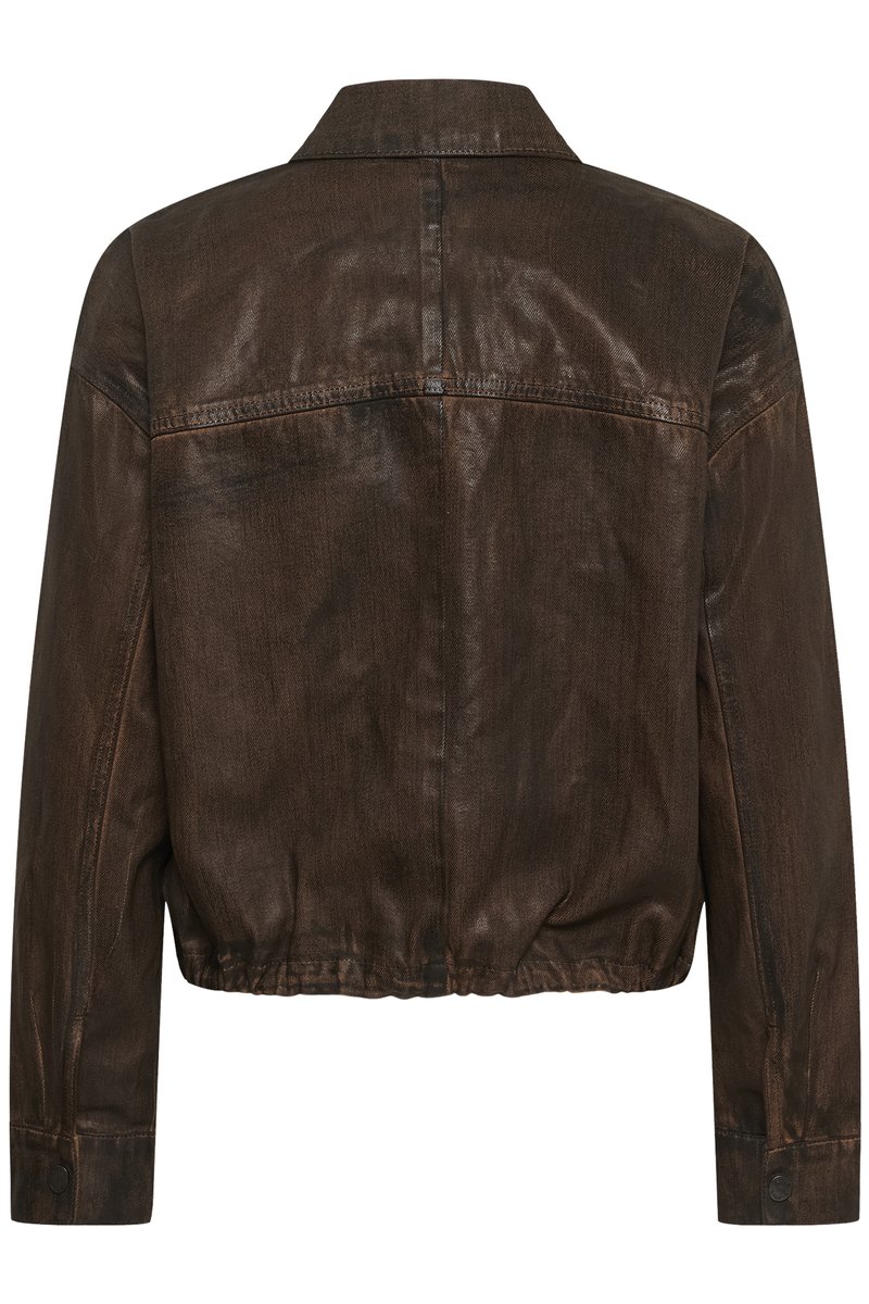 Brun läderjacka med kort skärning, knappstängning och slät textur. Har en klassisk krage och detaljer på bakre axeldelen.