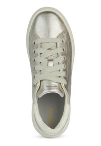 Zapatilla plateada metálica con cordones planos blancos, parte superior texturizada y puntera redonda. Cuenta con una plantilla acolchada y suela de goma para mayor comodidad.