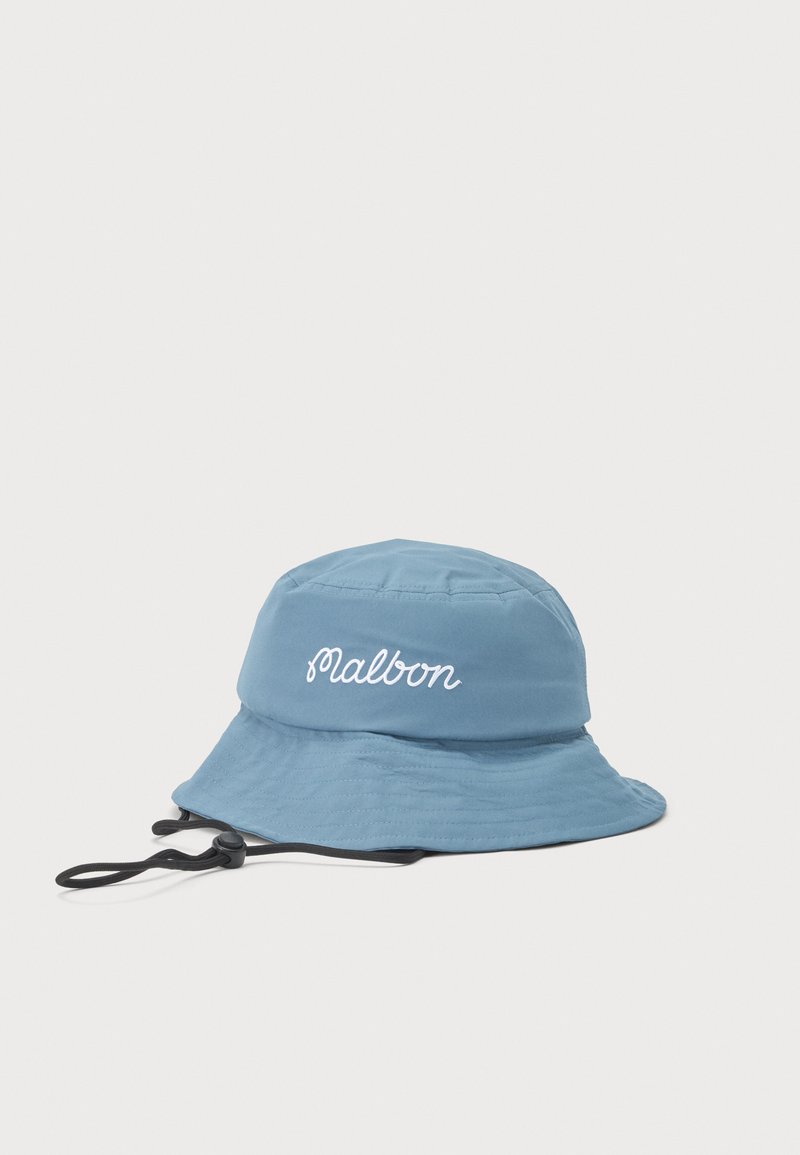 Ανοιχτό μπλε καπέλο τύπου bucket με λευκή "Malbon" γραφή μπροστά και ρυθμιζόμενο μαύρο λουρί σιαγόνας σε μονόχρωμο φόντο.