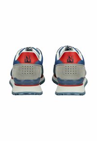 Baskets bleues et grises avec des accents rouges, en suède et matière synthétique, avec des détails perforés, un col rembourré et un logo sur le talon.