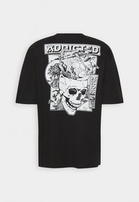 T-shirt noir en coton avec un imprimé graphique blanc représentant un crâne et des images détaillées au dos, incluant des éléments tels que des arbres et des lunes.