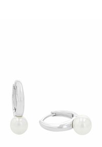 Silverfärgade hoopörhängen med en vit pärlaccents, slät yta och en polerad finish, som visar ett minimalistiskt design.