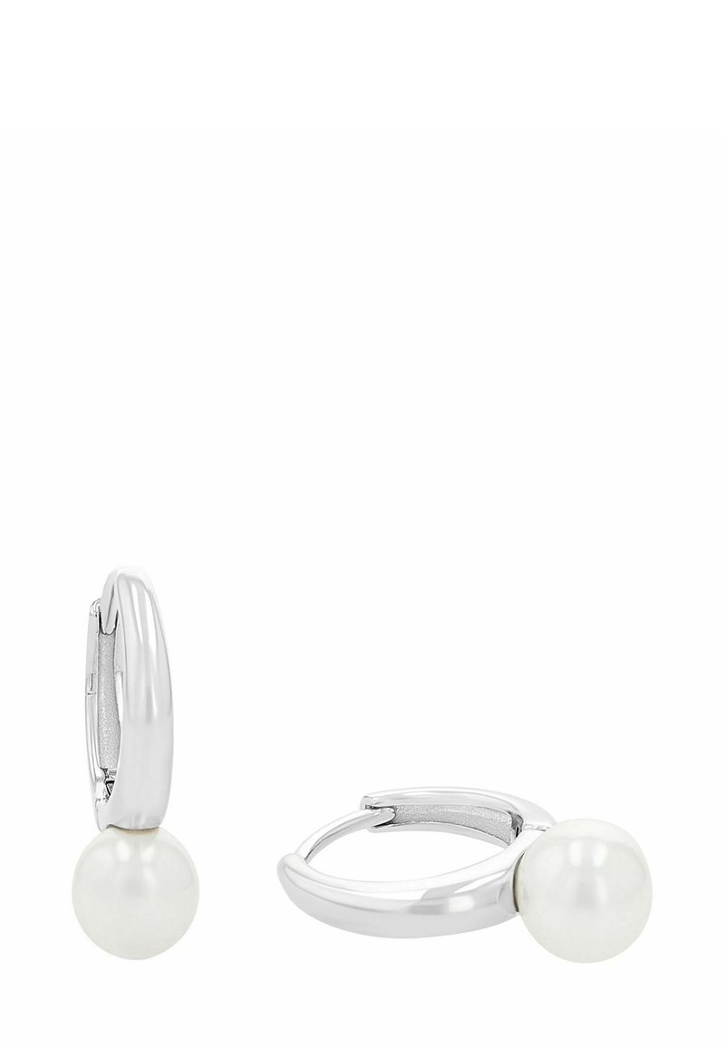 Silverfärgade hoopörhängen med en vit pärlaccents, slät yta och en polerad finish, som visar ett minimalistiskt design.