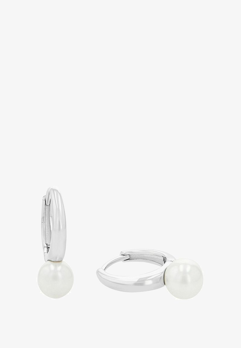 Silverfärgade hoopörhängen med en vit pärlaccents, slät yta och en polerad finish, som visar ett minimalistiskt design.
