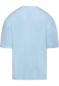Lys blå bomuld t-shirt med rund hals, korte ærmer, en afslappet pasform og en glat tekstur. Ingen synlige mønstre eller detaljer.