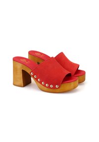 Rote Wildleder-Plateauslipper mit einem Holzblockabsatz und goldfarbenen Nieten entlang der Kante. Gepolsterte rote Innensohle für zusätzlichen Komfort.