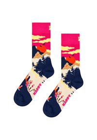 Podkolanówki z kolorowym górskim krajobrazem w odcieniach różu, pomarańczy i niebieskiego, ze drzewami i napisem "HAPPY" na palcach.