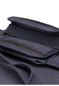 Navy stofpose med flere rum, en tekstureret overflade og Velcro-lukninger, som viser holdbare søm og rene linjer.