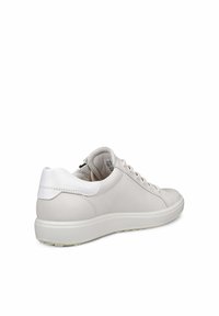 Sneaker in pelle grigia chiara con punta arrotondata, dettagli bianchi, design con lacci e finitura texturizzata sul tallone. Suola in gomma flessibile.