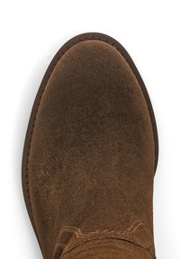 Bruine suède enkelboot met een ronde neus, gestikte details en een glad leren rand langs de rand. Zachte textuur, minimale accenten.