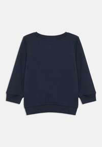 Tumesinine ümar kaelusega sviiter, mis on valmistatud puuvillase segust, koos ribitud varrukaotsade ja alläärega ning sileda, tekstureeritud kangaga.