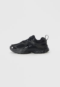 Chaussure de sport noire avec une tige en mesh et synthétique, semelle texturée, bout rond, design à lacets et une boucle à l'arrière pour faciliter l'enfilage.
