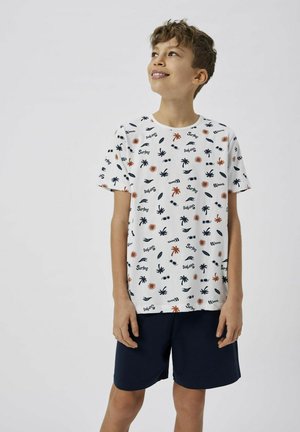 T-shirt blanc à manches courtes avec des graphiques colorés sur le thème du surf et de la plage, associé à un short navy foncé. Style décontracté, en matériau coton.