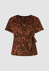 T-shirt à manches courtes en tissu présentant un motif texturé orange et noir, avec un détail de nœud sur le côté pour un intérêt de design supplémentaire.
