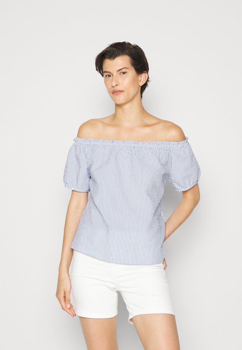 Top off-the-shoulder em azul e branco às riscas, com mangas bufantes e decote elástico, combinado com calções brancos. Tecido em mistura de algodão.