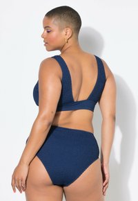 Tmavě modrý texturovaný bikinový komplet s širokými ramínky a vysokým pasem. Obsahuje jemný lesk a nízký design zad.