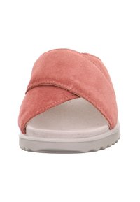 Korálové semišové kluzáky se zkříženými popruhy, strukturovanou stélkou a lehkou gumovou podešví. Minimalistický design s jemným povrchem.