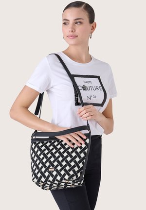 Camomilla Italia, BETTI - BUCKET BAG - Bolso de mano - black