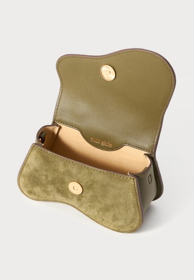 Ελιάς πράσινη δερμάτινη τσάντα με σουέτ φινίρισμα, στρογγυλεμένες άκρες, κλείσιμο με κουμπί και μία μόνο θήκη επενδεδυμένη με ανοιχτό καφέ υλικό.