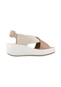 Sandali con zeppa caratterizzati da un design a fasce incrociate beige e marrone, con una fascia elastica sul tallone e una suola bianca testurizzata per maggiore aderenza e comfort.