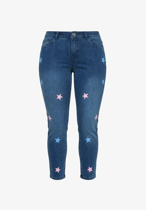 Jeans skinny bleu foncé avec motifs d’étoiles roses et bleu clair éparpillés sur les jambes avant, avec poches avant et fermeture par bouton.