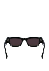 Occhiali da sole rettangolari neri con lenti scure, montatura in plastica spessa e brandizzazione sottile sulle tempie. Finitura liscia con bracci curvi.