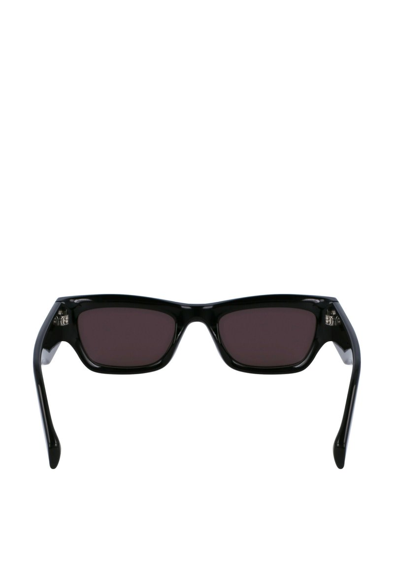 Lunettes de soleil rectangulaires noires avec des verres foncés, une monture en plastique épais et un branding subtil sur les tempes. Fini lisse avec des bras incurvés.