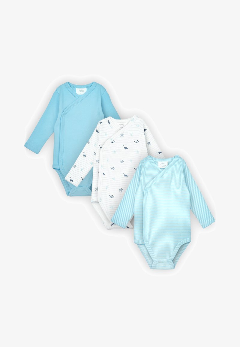 Tre body per neonato a manica lunga, uno blu tinta unita, uno bianco con stampe di creature marine color navy e uno a righe azzurro chiaro, disposti fianco a fianco.